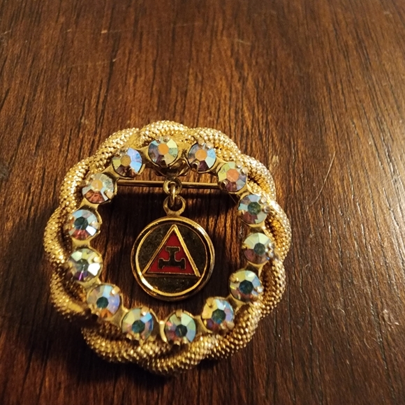 Vintage Daughters of Rebekah Masonic charity circle pin with aurora borealis - Picture 2 of 5